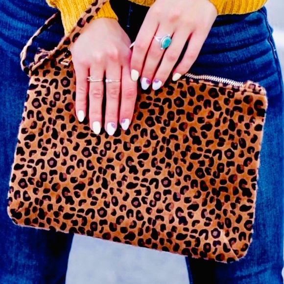 🔥SALE Leopard print Faux fur wristlet clutch NWT - Picture 2 of 2